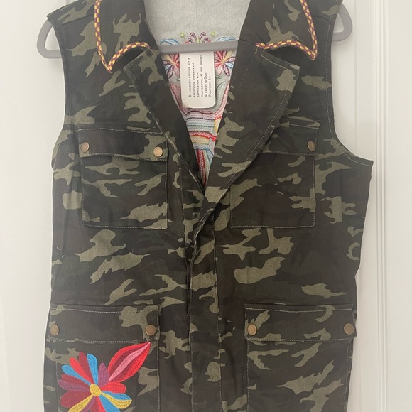 Hip length camo vest, Phoenix embroidery, patch pockets at hip size 2XL - Picture 9 of 14